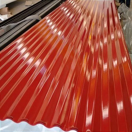 Telhas onduladas vermelhas recém-pintadas, empilhadas na fábrica